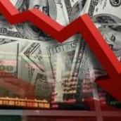Dólar cae en medio de escenario económico diverso